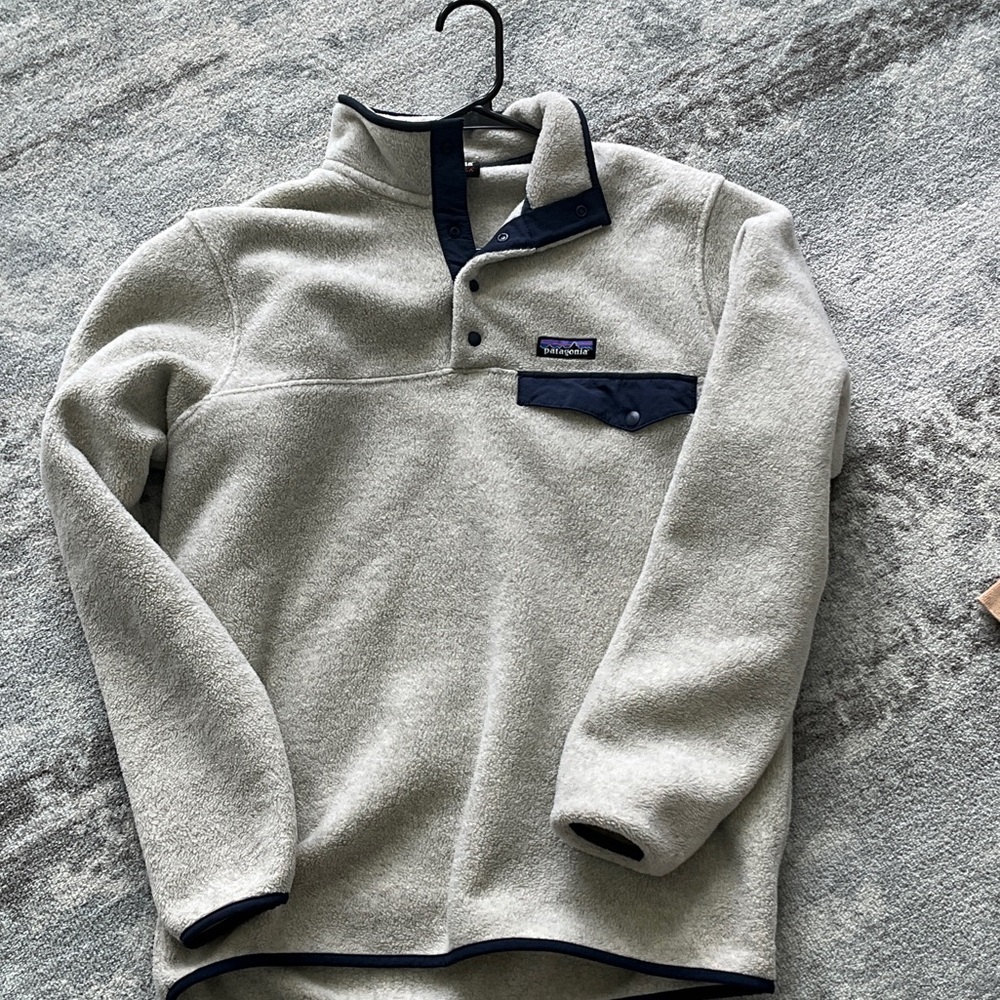 Patagonia Light Gray and Dark Blue Fleece Pullover